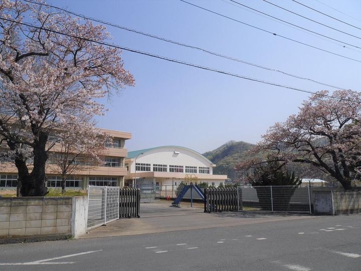 ハイツ三幸プレイスの周辺