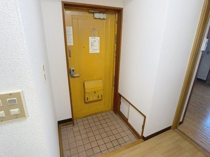 半田コーポの玄関