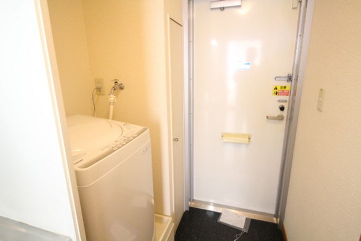 レオパレスひいらぎIIの玄関