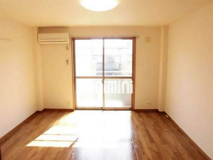 サープラス藤Cの居間