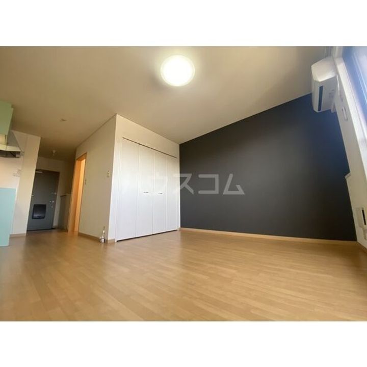 ナシャードアパートの居間