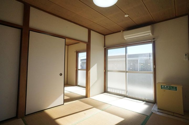 光ハイツの居間