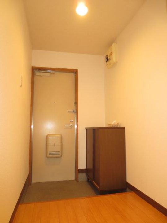 Surplus II プラウダの玄関