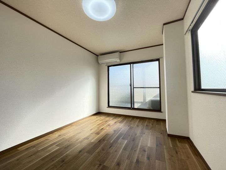 シャトル市大前の内装