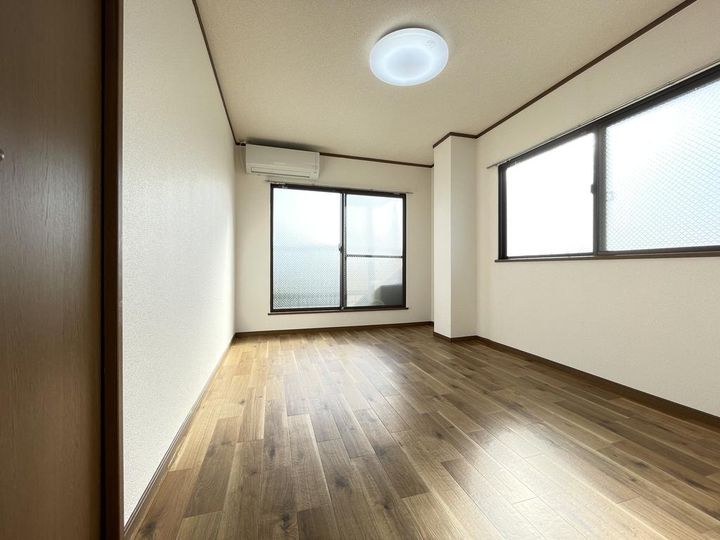 シャトル市大前の内装