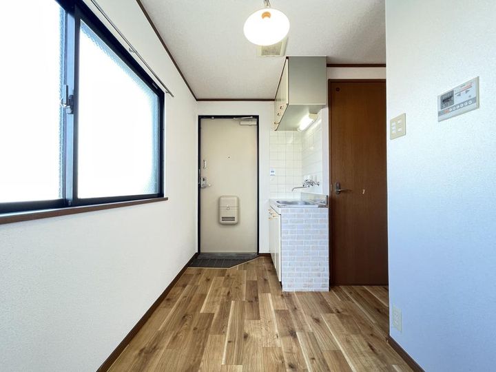 シャトル市大前の居間