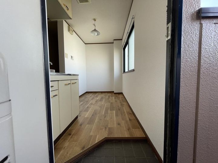 シャトル市大前の玄関