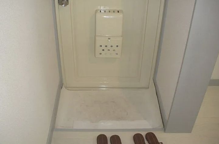 ハイツサンエイの玄関