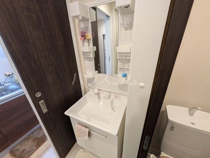 川辺の朝とエスプレッソの内装