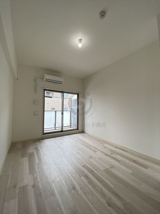 セオリー大阪EAST DOORの居間