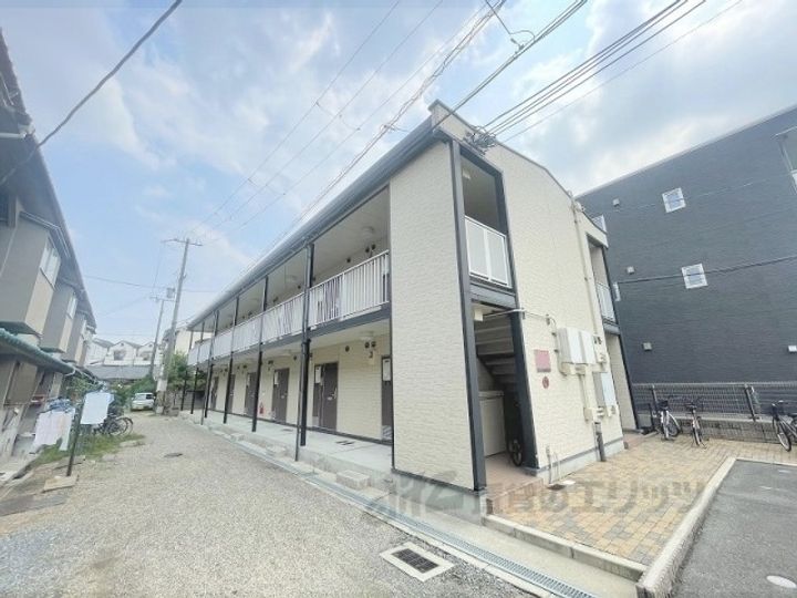 レオパレスセレンコート高井田の外観