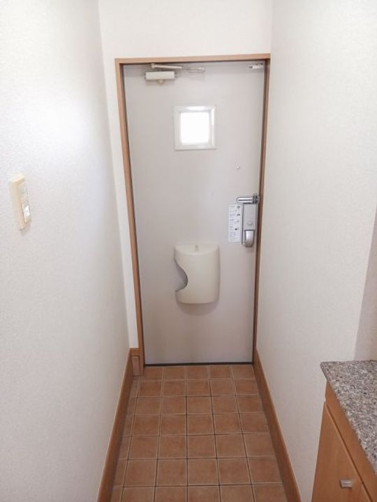 広島県広島市佐伯区五日市町大字下河内(アパート)の賃貸物件の玄関