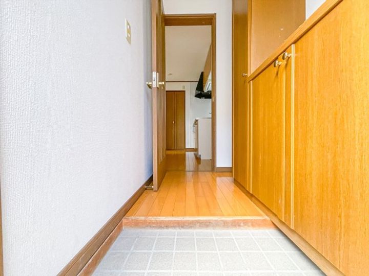 ハイツ林の玄関