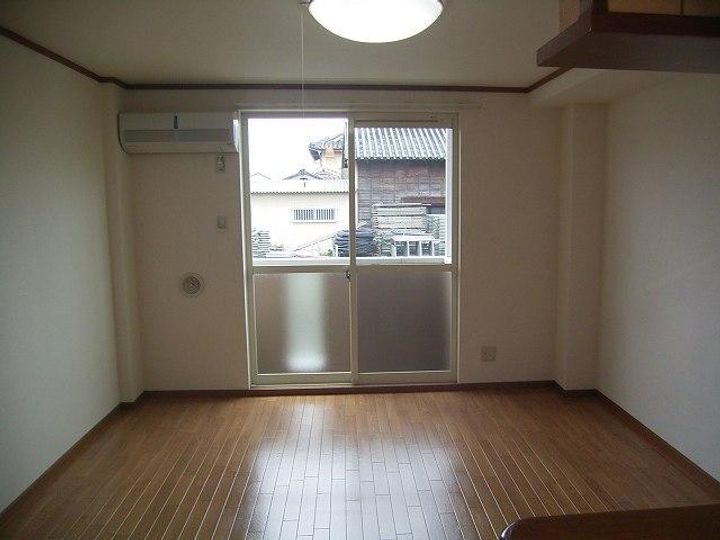 ソレイユ北島 Aの居間