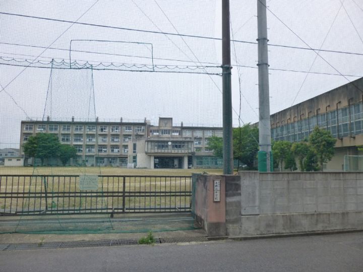 アン・リヴィールの周辺