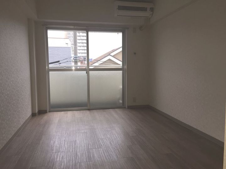 神明マンションの居間