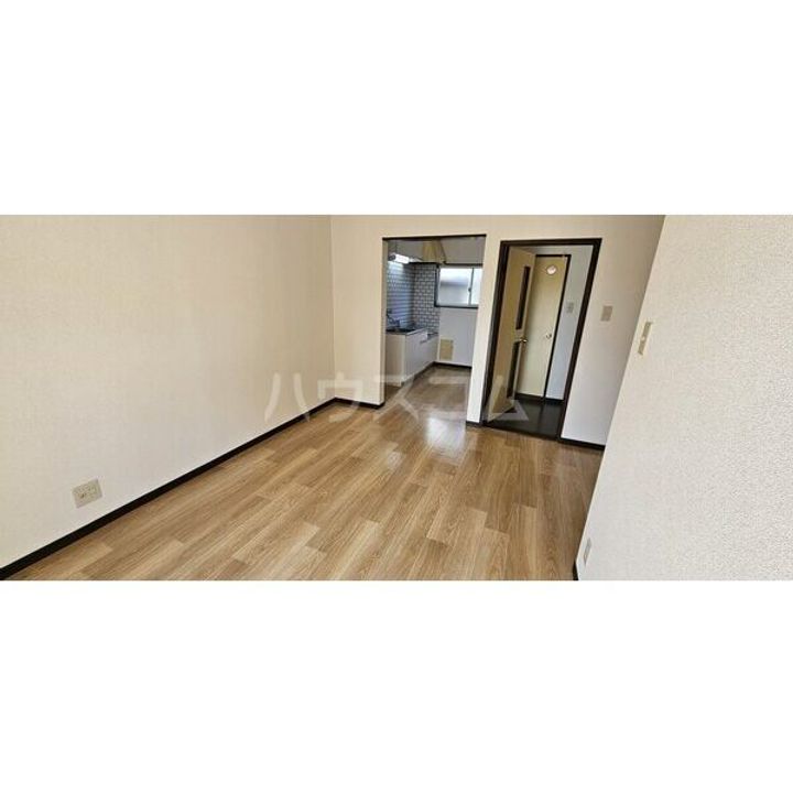 クレセントハウスの居間