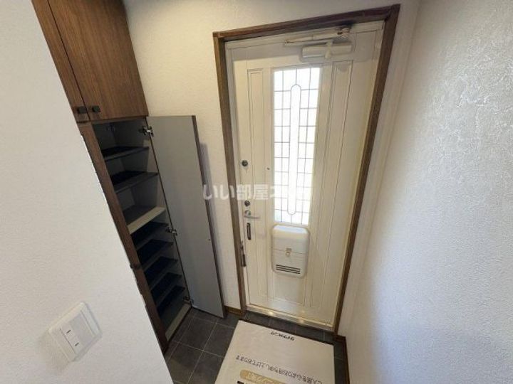 クレール皆春 A棟の玄関