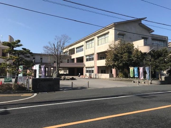 スカイビルの周辺