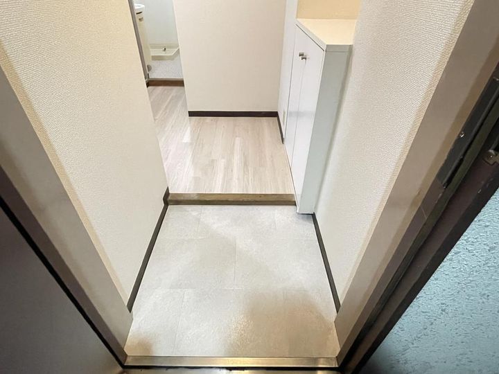 双秀ビルの玄関