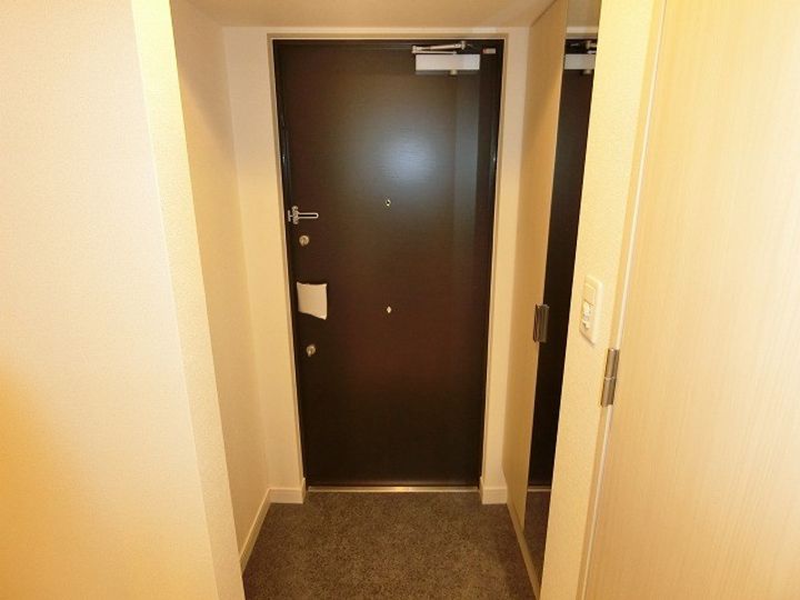 プレサンス堺筋本町駅前シェルの玄関