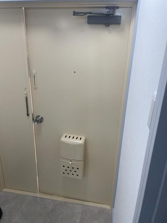 下川サンリバーマンションの玄関