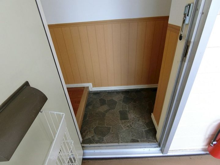トラッド・シマダの玄関