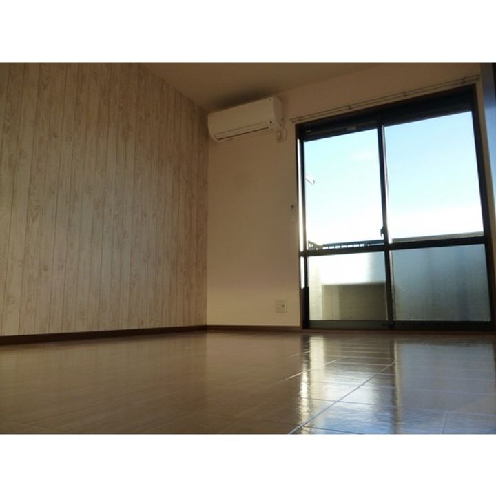 フォーレス・湖西の居間