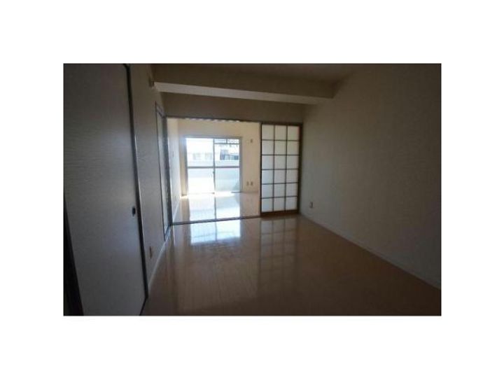 新栄第7ロイヤルマンションの居間