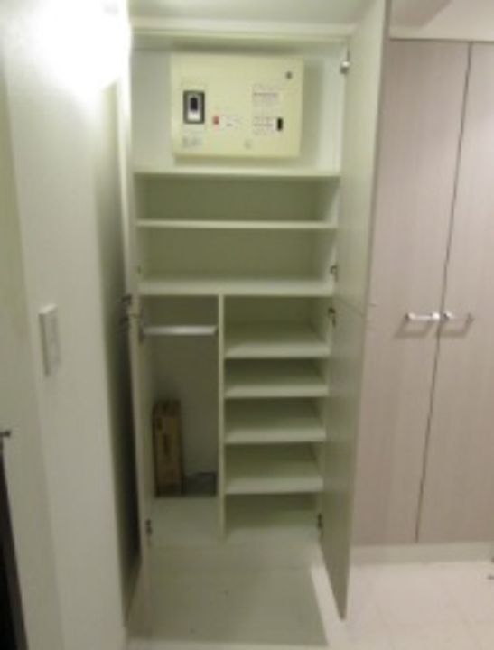 東京都千代田区神田多町2(マンション)の賃貸物件の玄関