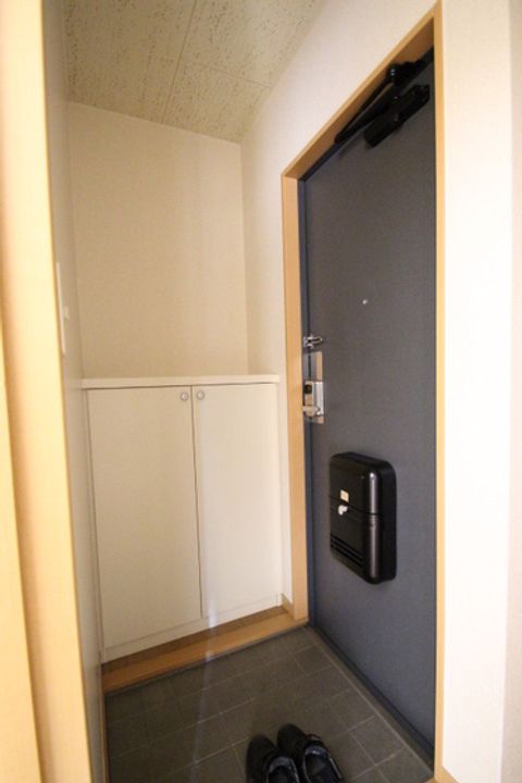 プレベルジュ Bの玄関