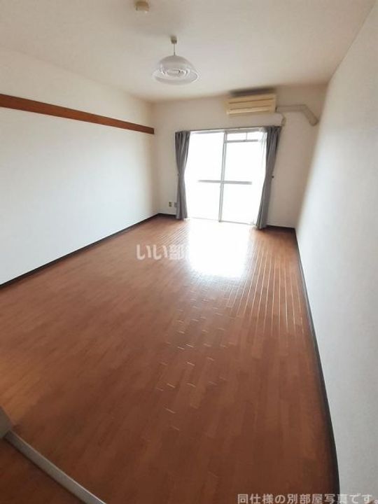 第三飯間ビルの居間