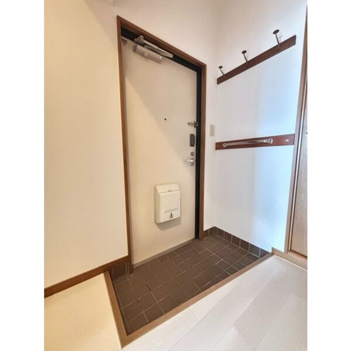 クレッセント瀬名の玄関