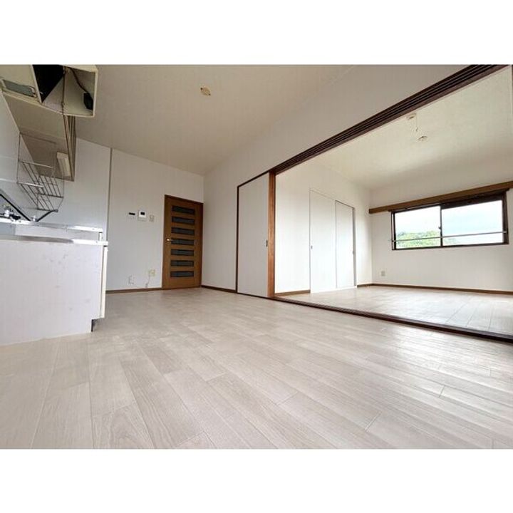 クレッセント瀬名の居間