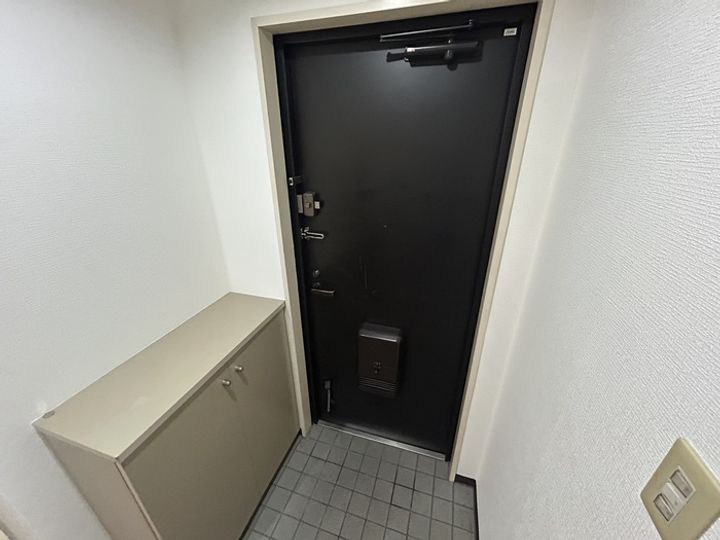 ロイヤルヒルズ5番館の玄関