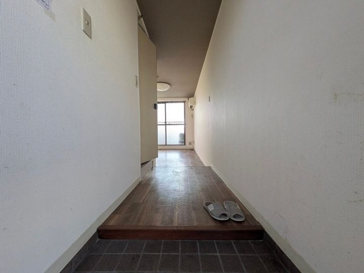 清水ビルの玄関