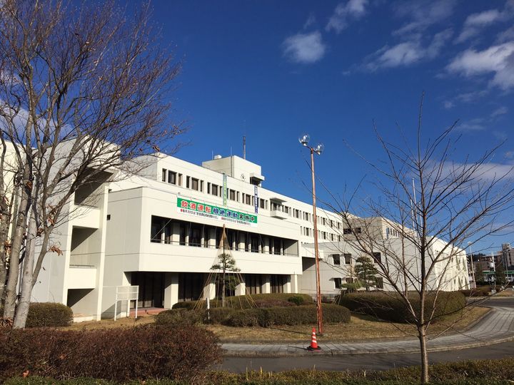 シュケット泉中央の周辺