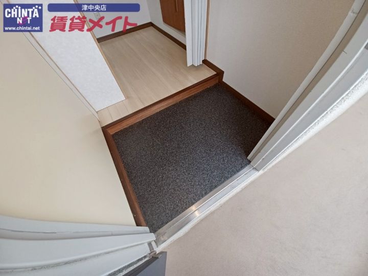 ガーデンヒルズ2号館の玄関