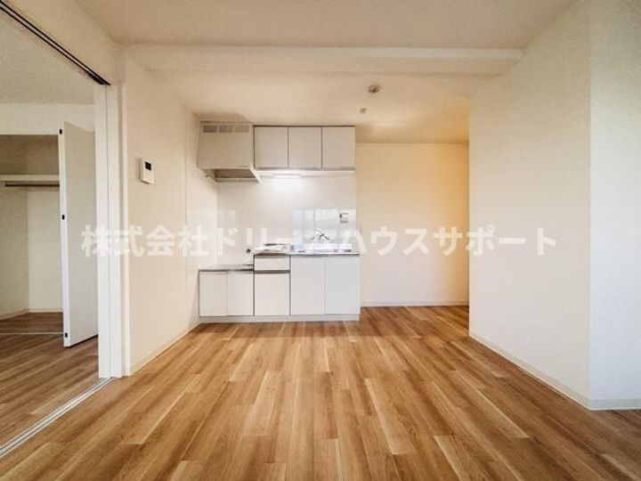 福商事ビルの居間