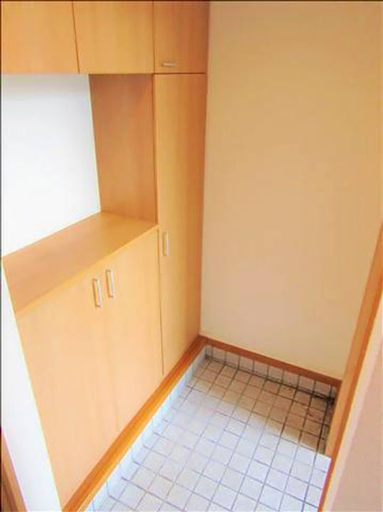 フォレスト虹ヶ丘の玄関