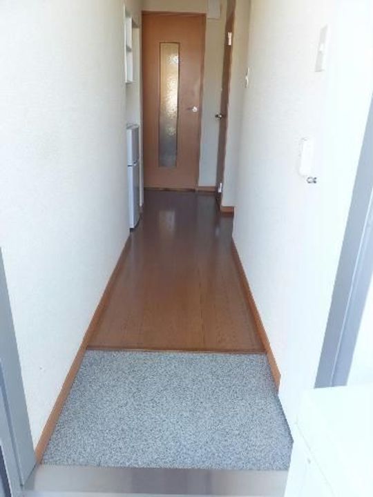 レオパレス薬師山ユイットの玄関