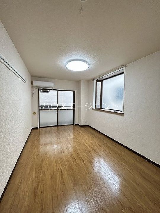 リブ・サンフラットの居間