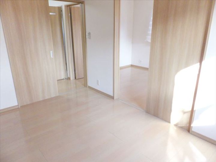 川西町小松アパート102の居間