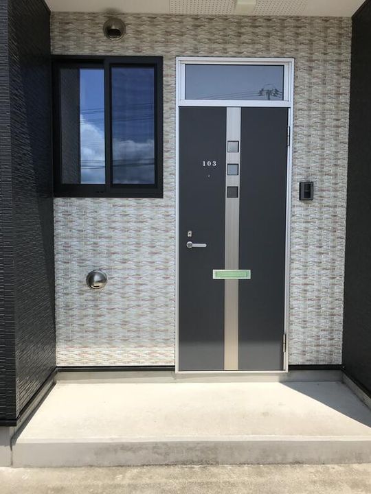 川西町小松アパート102の玄関