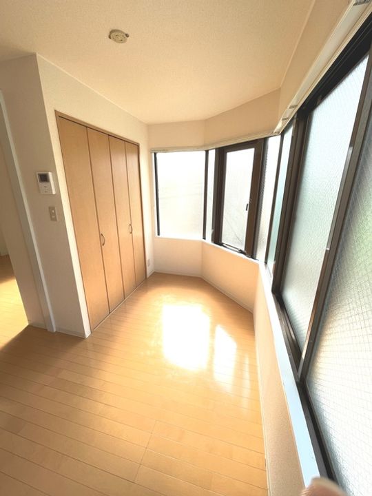 第二高政ビルの居間