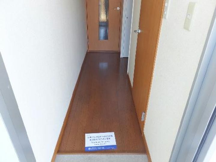 レオパレスアロマ赤坂Iの玄関