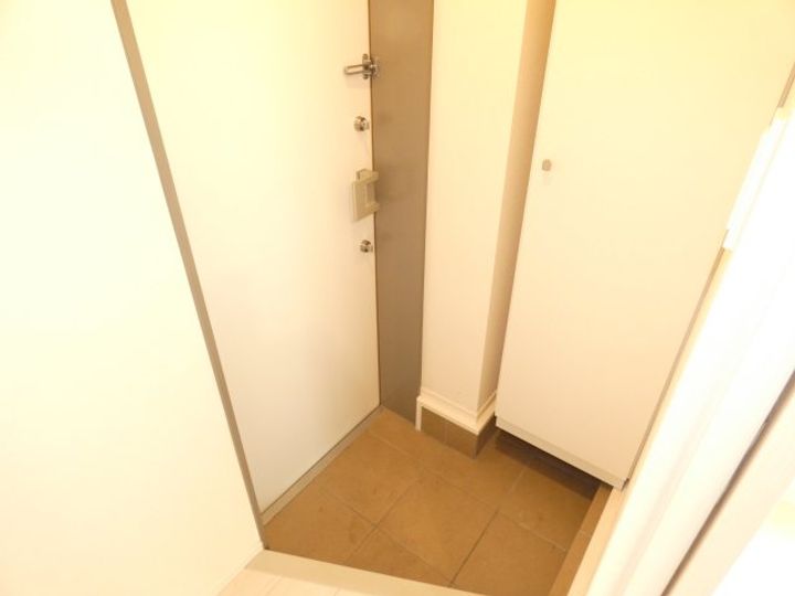 東京都世田谷区三宿1(マンション)の賃貸物件の玄関