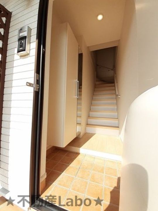 徳島県徳島市応神町東貞方字諏訪ノ市(アパート)の賃貸物件の玄関