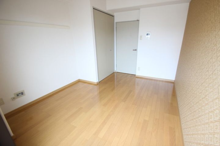 観音町ビルの居間