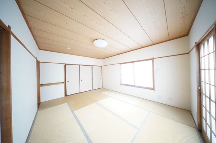 汐入アパートの居間